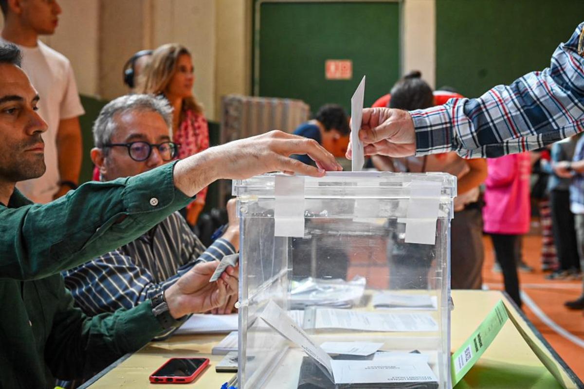 Votaciones en la escuela Grèvol de Barcelona, en el barrio del Front Marítim.