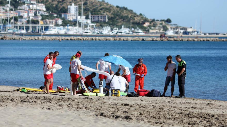 Mor un banyista francès de 80 anys a la platja del Centre de Roses