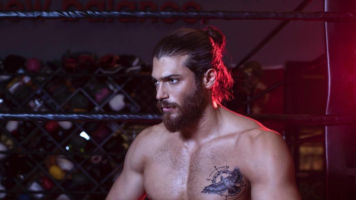 Can Yaman haciendo que hace boxeo