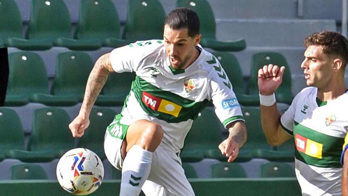 Tete Morente intenta controlar un balón, durante el partido ante el Cádiz. | MATÍAS SEGARRA