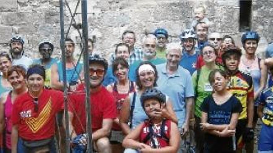Un grup de 50 persones participa a la visita a la torre de Santa Caterina amb bicicleta