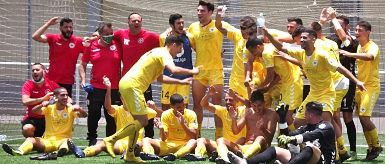 Los jugadores del Villa celebran su permanencia en Tercera. | | FRAN ESTÉVEZ