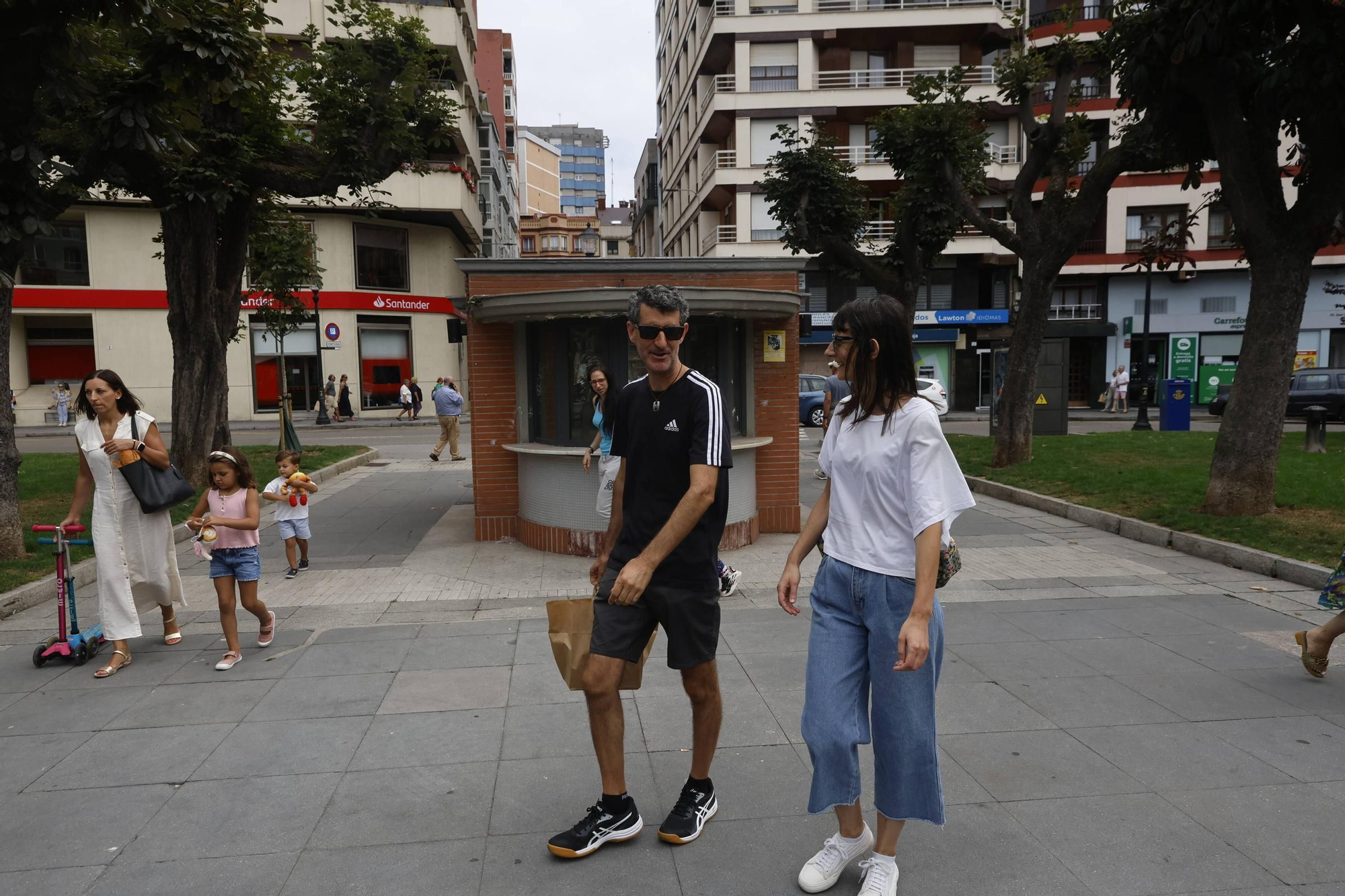¿Qué pasa con el quiosco de la plazuela de San Miguel? Un desierto que "apena" en Gijón (en imágenes)