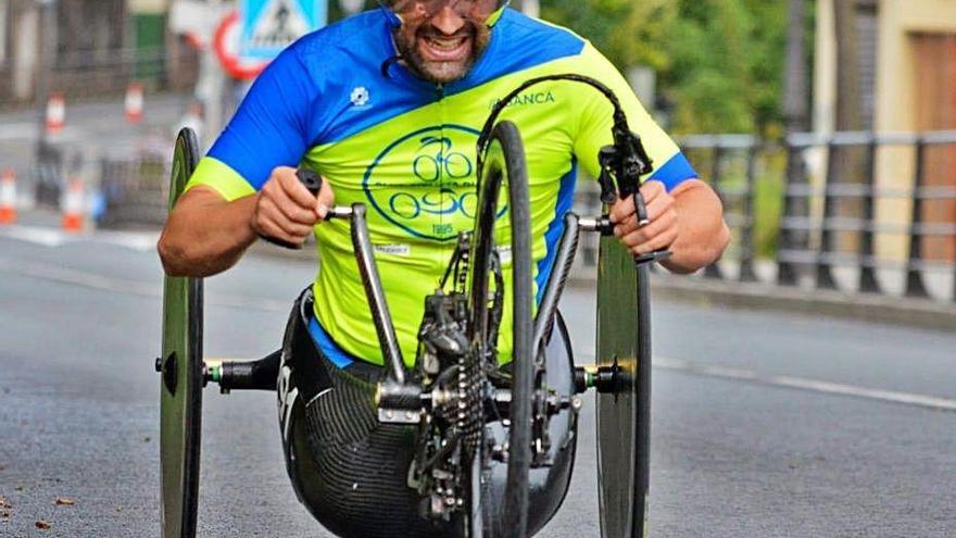 El coruñés Iván Montero, en su &#039;handbike&#039;.