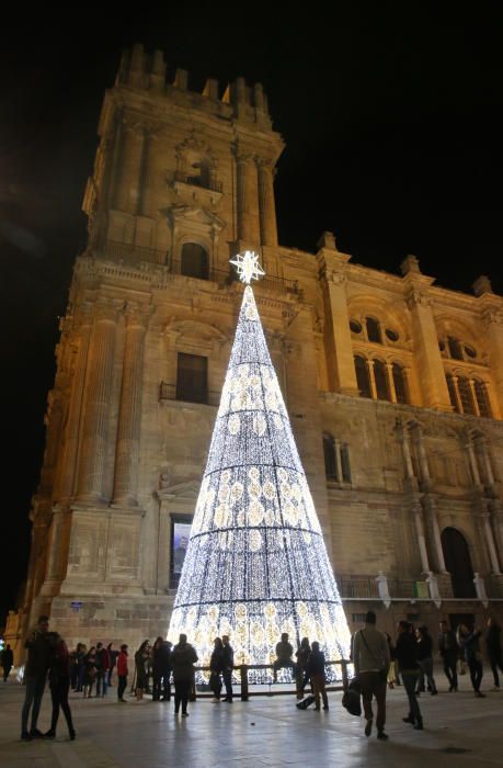 Un espectáculo de luz y sonido, actuaciones infantiles y un concierto de Siempre Así han dado la bienvenida a las fiestas en el Centro de Málaga