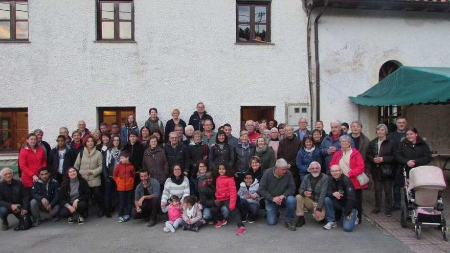 Barrucanos asturianos y franceses, delante de la Casa Concejo, ayer.