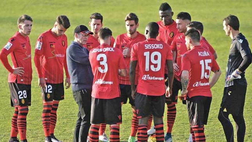 Vázquez da instrucciones a sus pupilos antes del duelo ante el Shenshua chino.