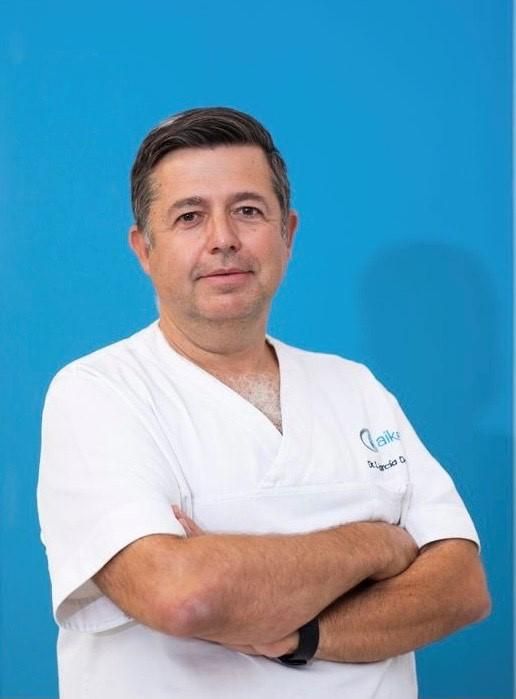 El Dr. Salvador García, de Aiken Clínica Oftalmológica.