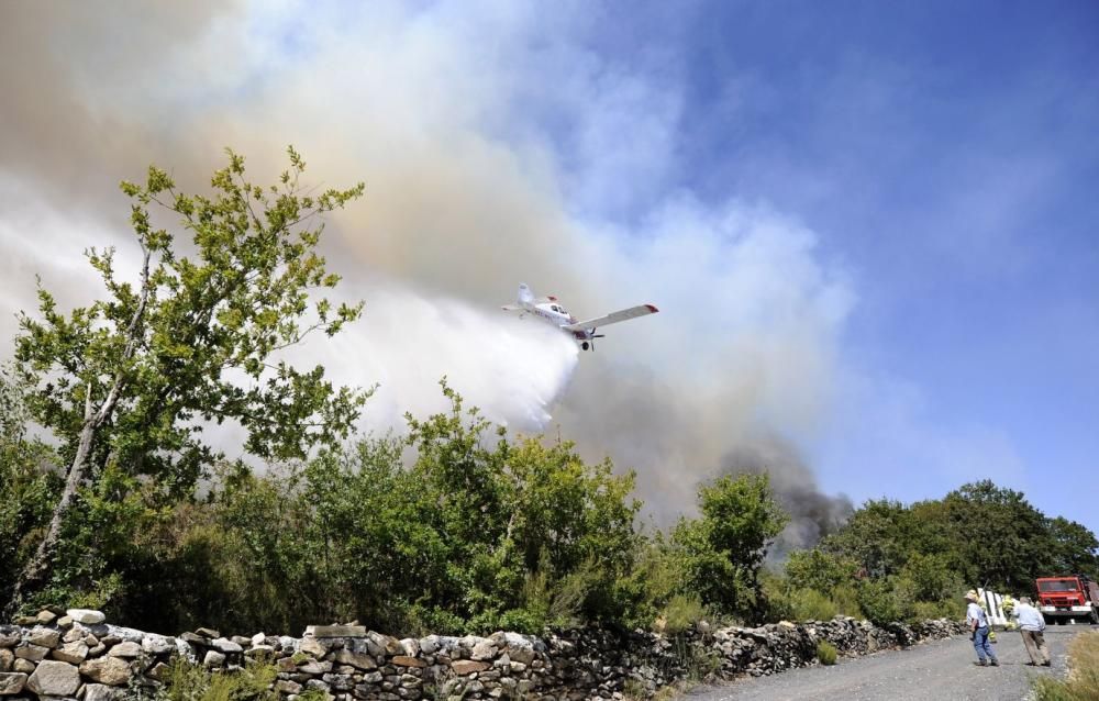 Las imágenes del incendio de Rodeira. // Bernabé | Javier Lalín