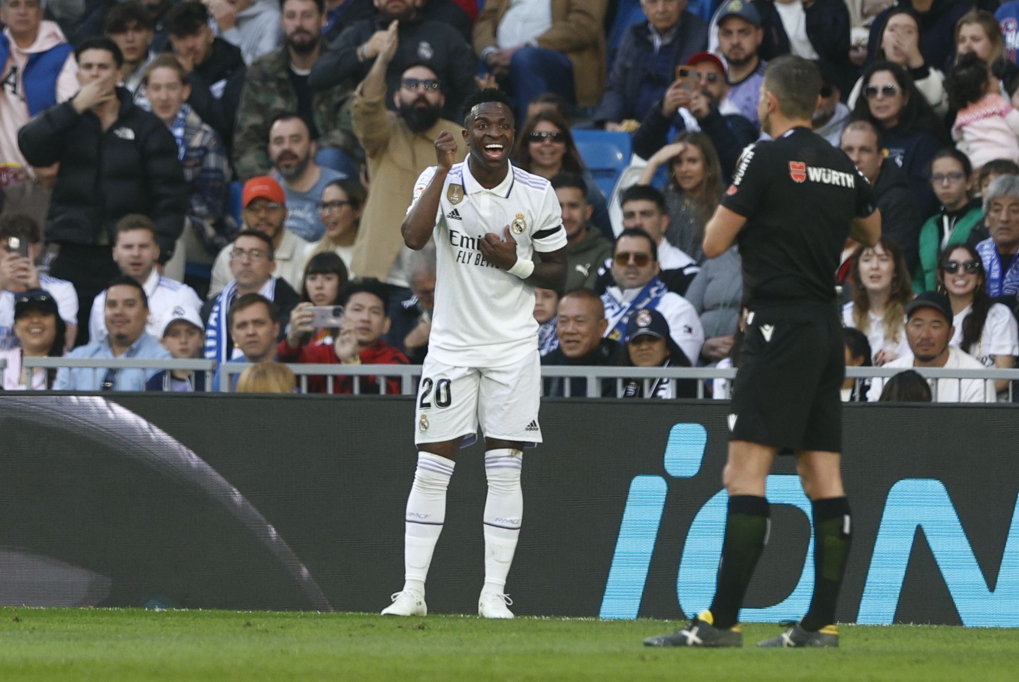 Vinicius protesta la amarilla que le enseñó Figueroa Vázquez.