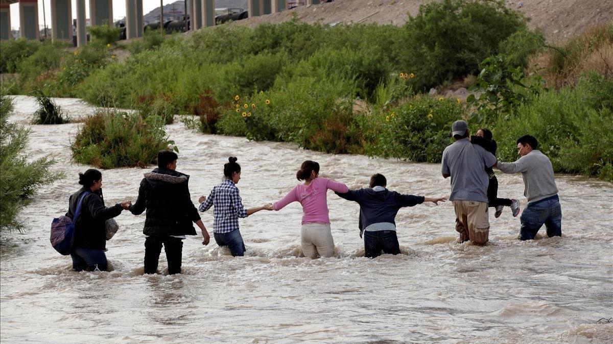 zentauroepp48739440 file photo  migrants from central america form a human chain190625200858