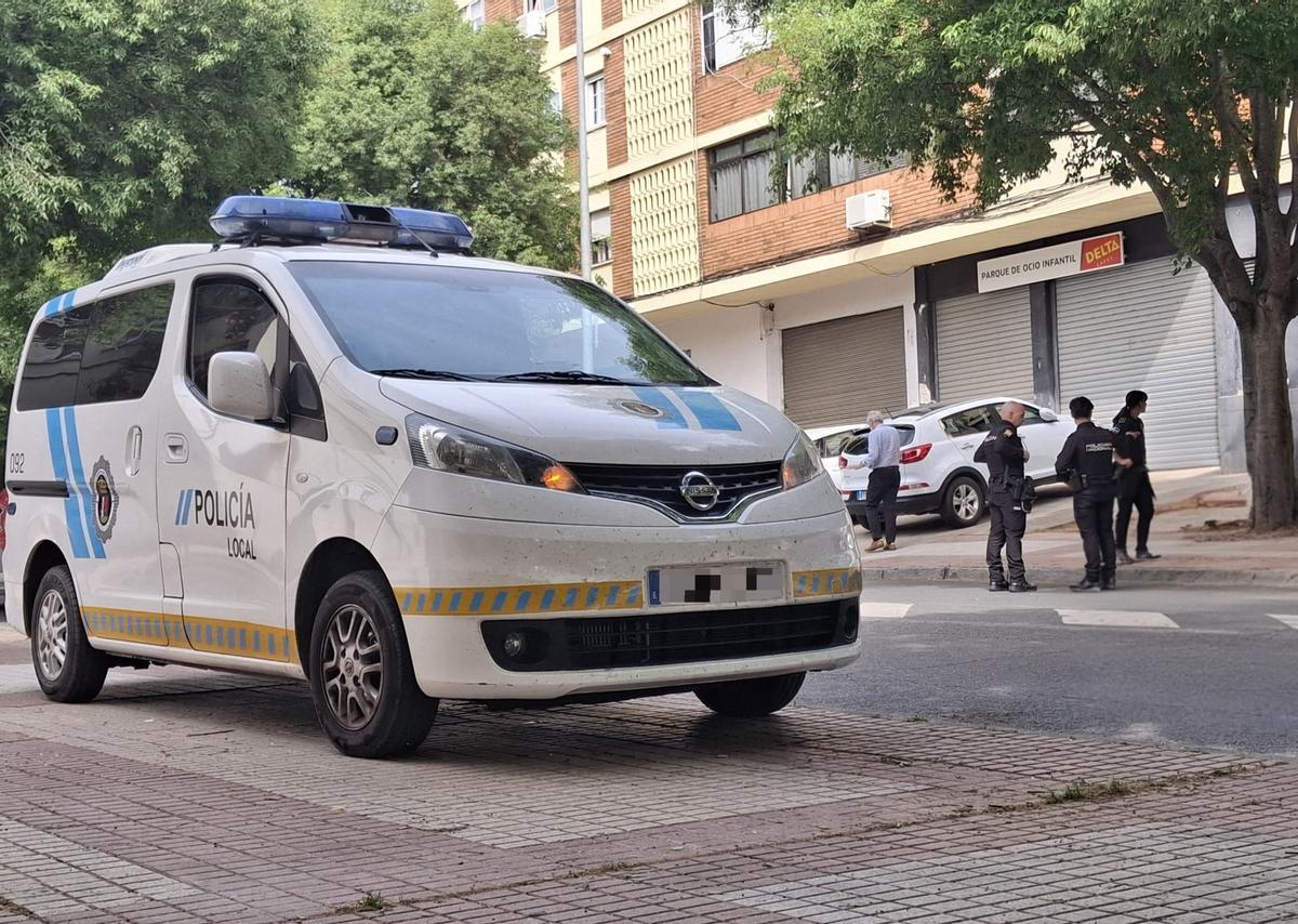 Un furgón policial, ayer, tras los disparos en la avenida Santo Cristo de la Paz.