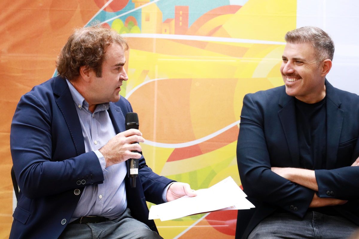 El alcalde de Cullera, Jordi Mayor, durante la presentación de la bienal.