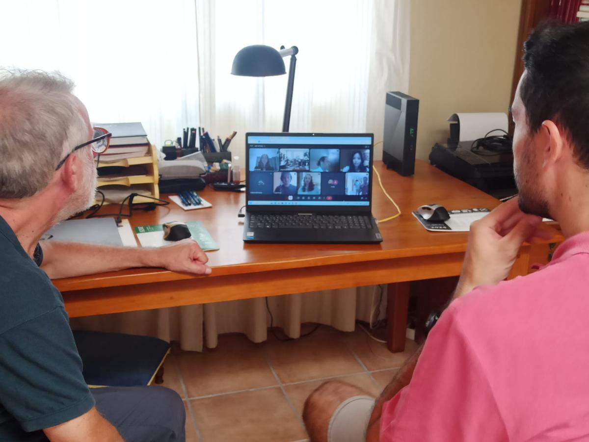 Los arqueólogos Joaquim Bolufer y Ferran Lloret, conectados al congreso internacional de prehistoria