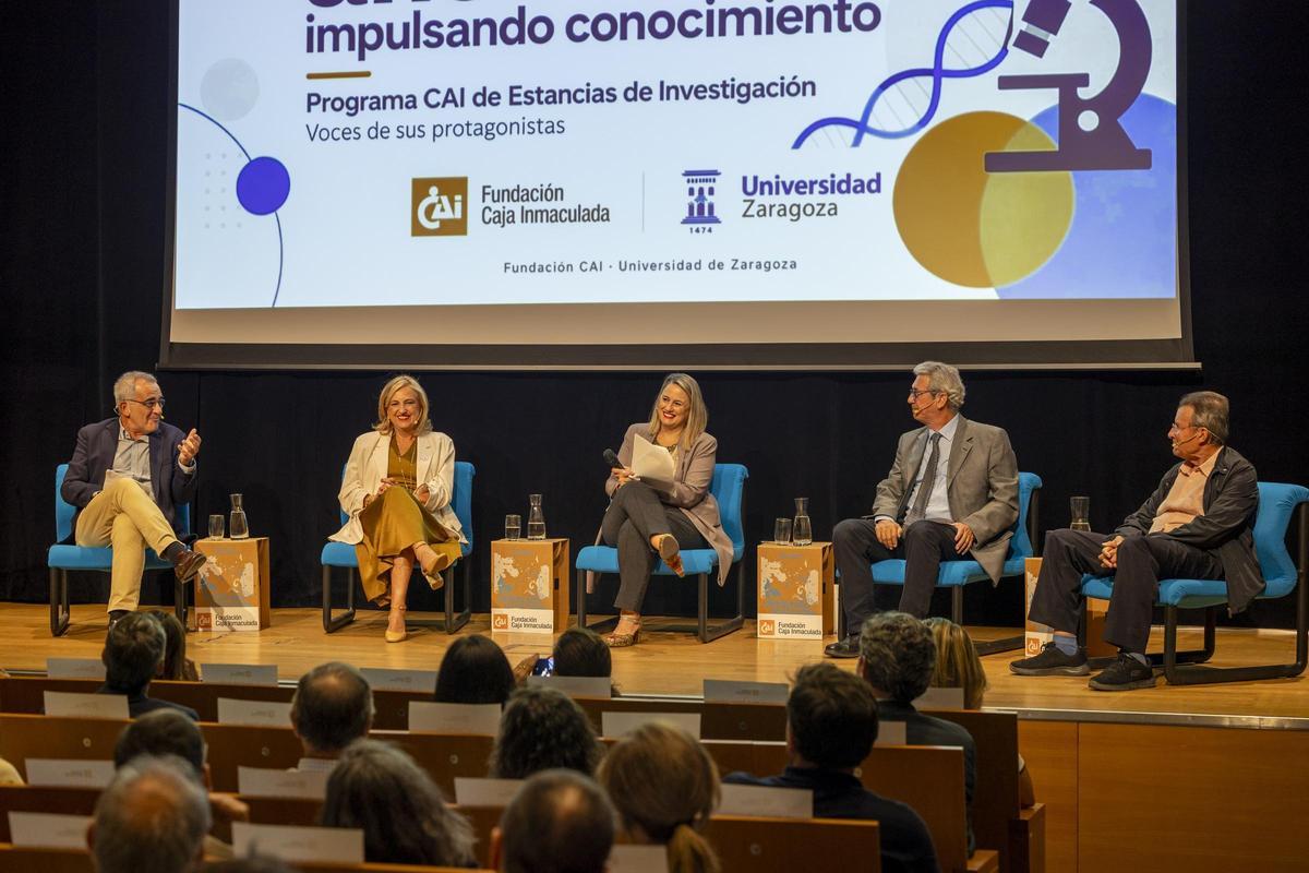 Mesa redonda durante el acto de celebración de las becas de investigación.