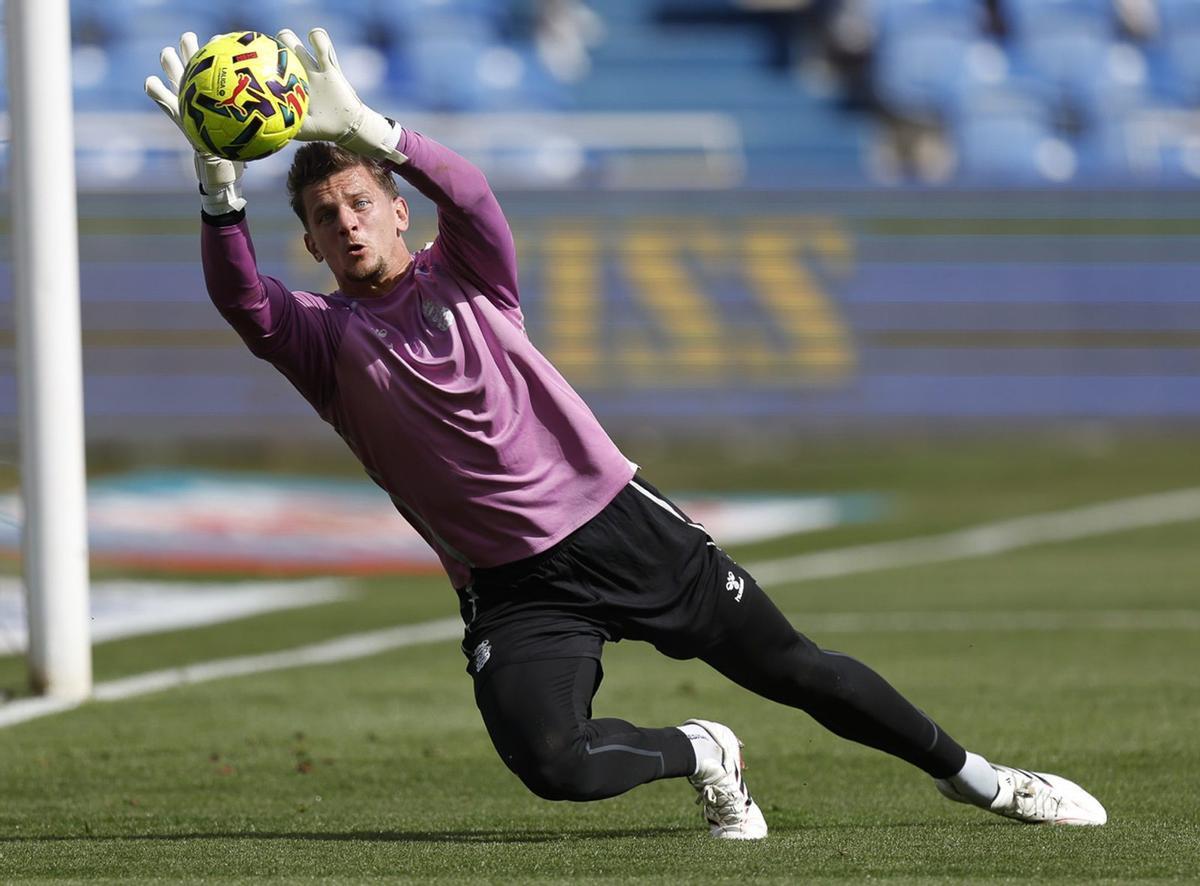 Dinko Horkas atrapa el esférico, en la portería de Naciente del Gran Canaria, en la sesión de calentamiento previo al partido contra el Burgos.  | LA PROVINCIA / DLP