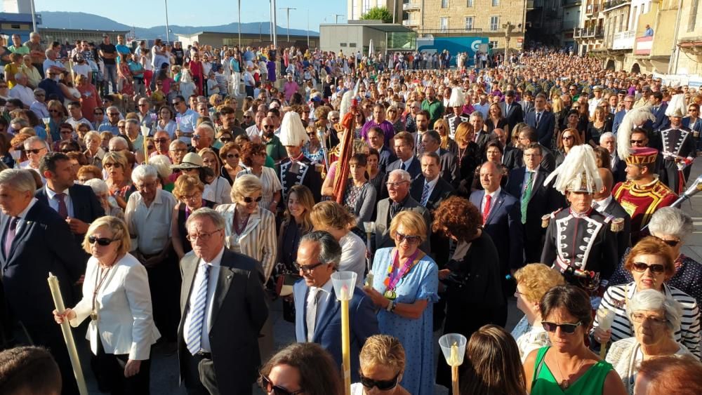 Miles de personas acompañan a la figura del Cristo de la Sal por el centro de la ciudad - Caballero y Feijóo, presentes en la cita