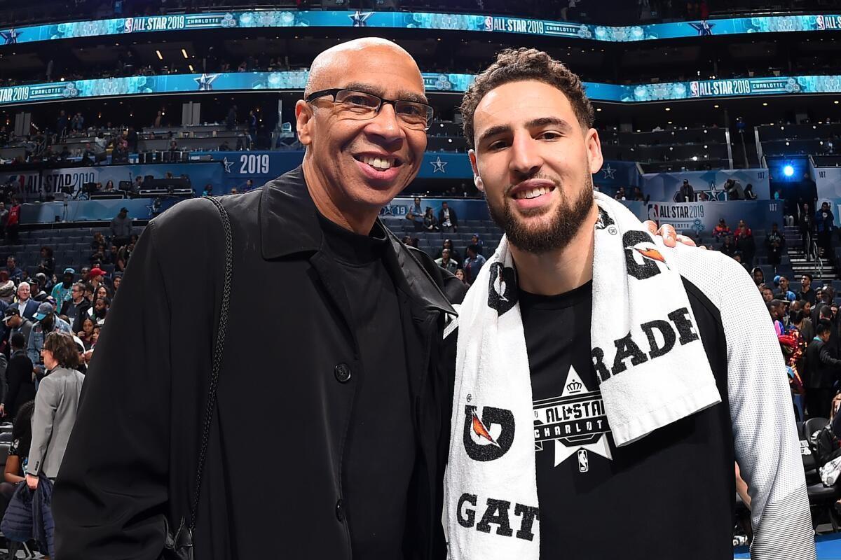 El padre de Klay, Mychal Thompson, ha tratado varias veces que su hijo llegue a los Lakers