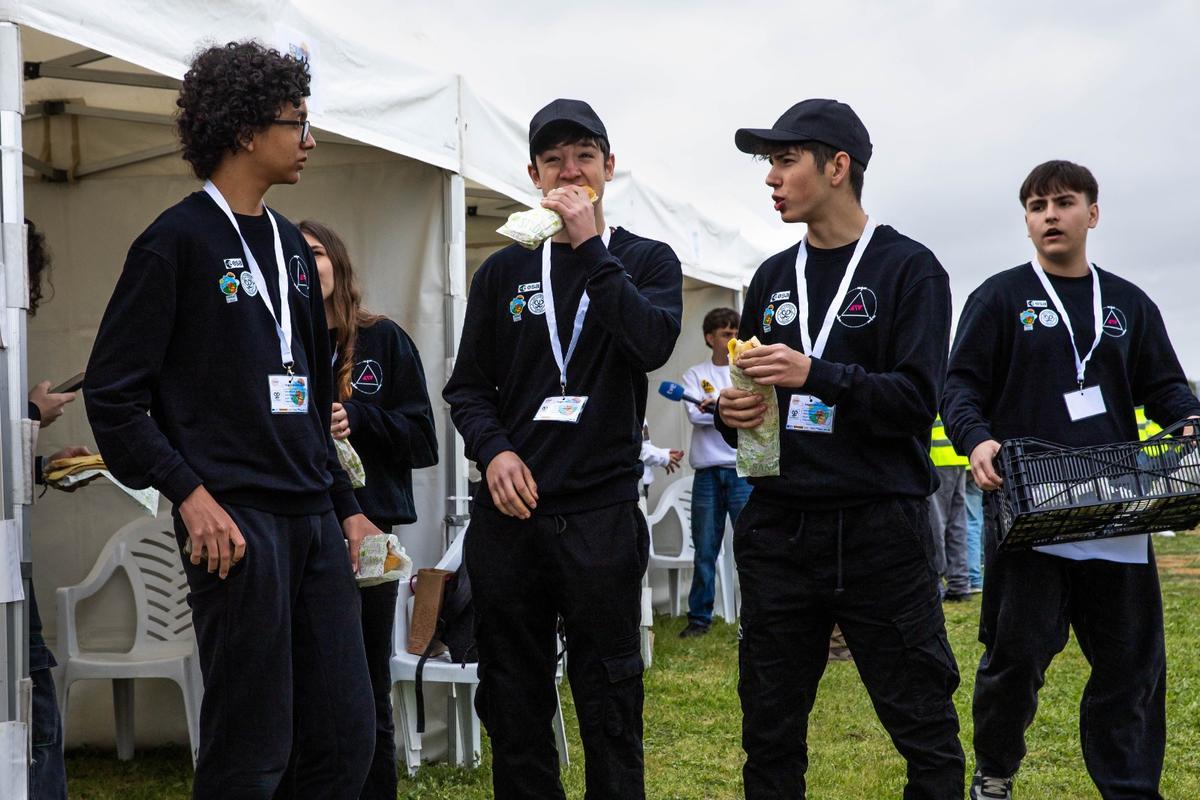 Alumnos de dieciséis institutos de Baleares lanzan sus satélites al cielo en el Desafío CanSat 2025