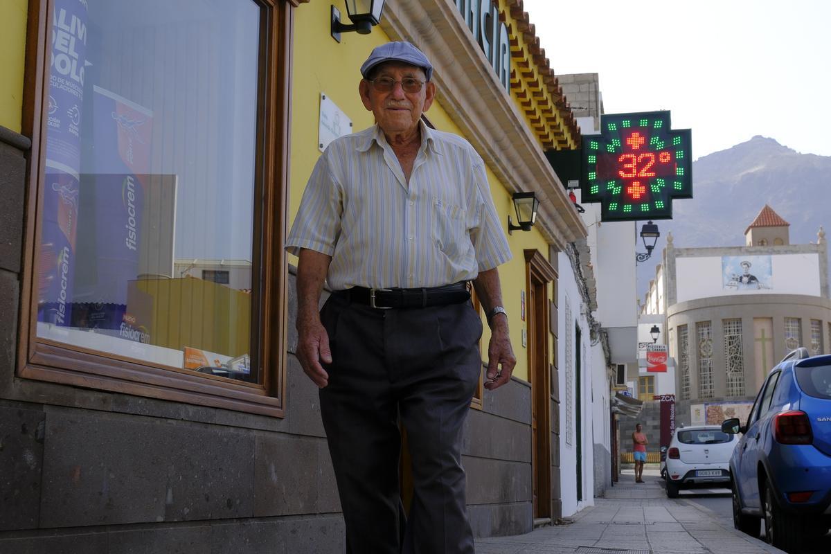 Gerardo Araujo, frente a la farmacia de La Aldea de San Nicolás
