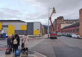 Mieres lleva el nuevo alumbrado eficiente a más zonas del centro con un millón de euros