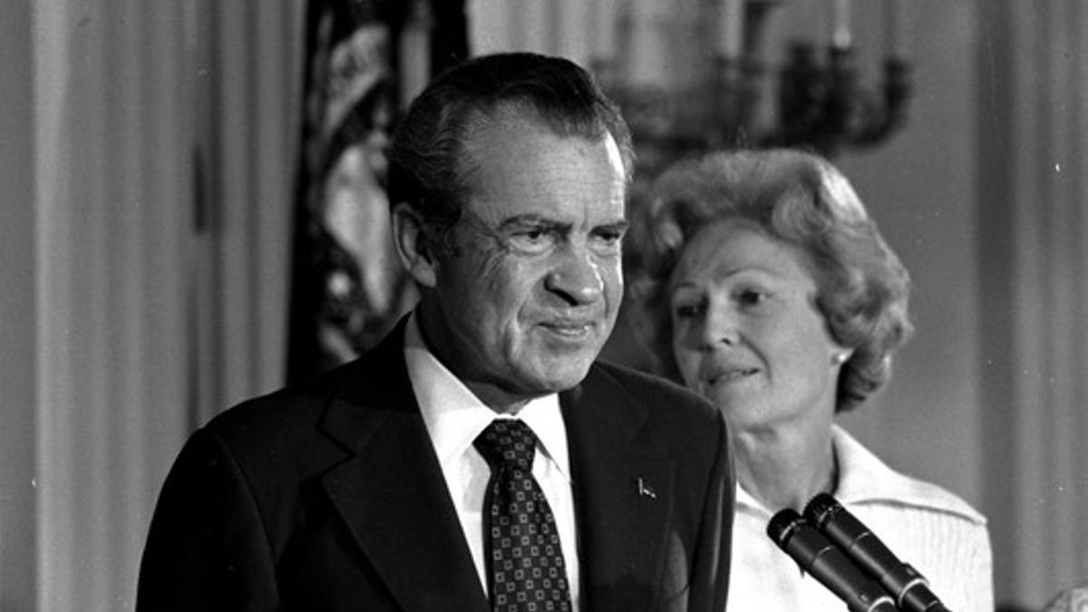 Ricard Nixon, junto a su esposa, Pat, se despide del personal de la Casa Blanca, el 9 de agosto de 1974, tras presentar su dimisión por el escándalo del Watergate.