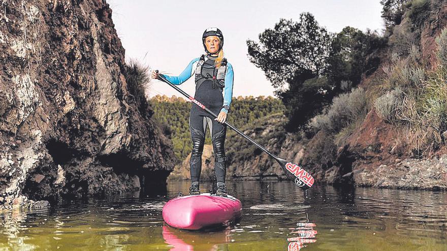 Carolina Seth-Smith practica paddle surf río.