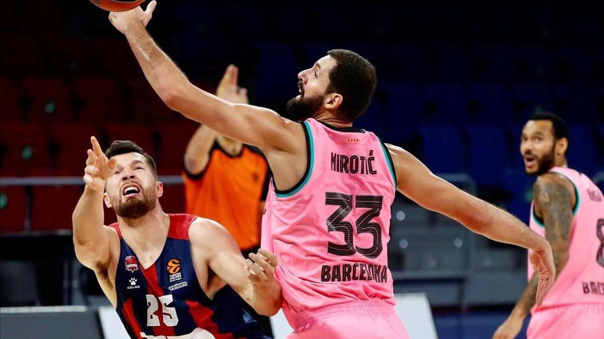 Mirotic intenta taponar el lanzamiento de Peters en el partido de Vitoria