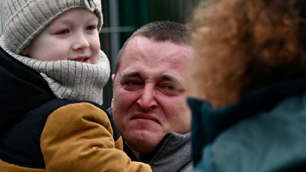 Un hombre que sostiene a un niño llora cuando llegan de Ucrania a Eslovaquia, después de que Rusia lanzó una operación militar masiva contra Ucrania, en Ubla, Eslovaquia, el 25 de febrero de 2022.