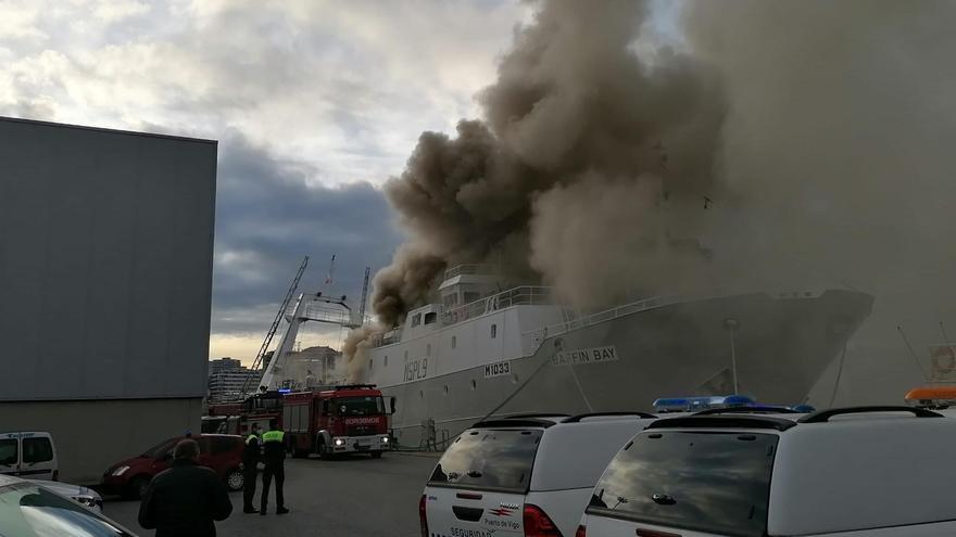 Incendio de un pesquero en el puerto de Vigo