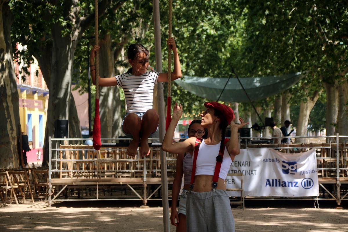 Clowns, malabaristes i trapezistes omplen la Bisbal a la Fira del Circ al Carrer Clowns, malabaristes i trapezistes omplen la Bisbal a la Fira del Circ al Carrer
