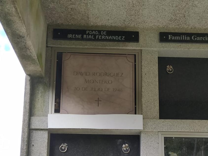 La lápida del nicho de Irene Rial tapada por una placa falsa.