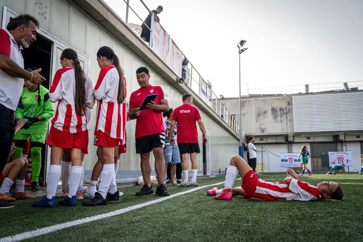 Las niñas gitanas lideran el cambio del fútbol femenino en La Mina