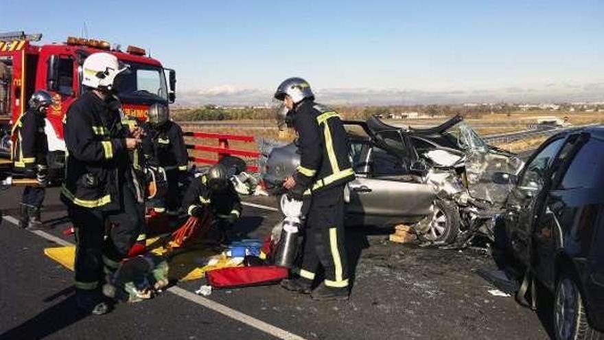 Los bomberos excarcelan a un herido tras un choque en Madrid. / efe