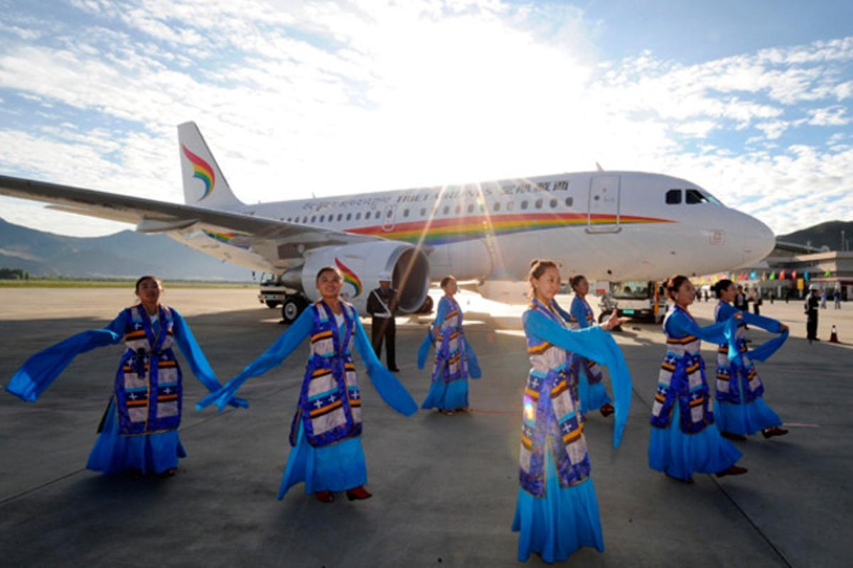 Ballarines tibetanes durant la celebració del primer vol de la recentment creada companyia aèria del Tibet.