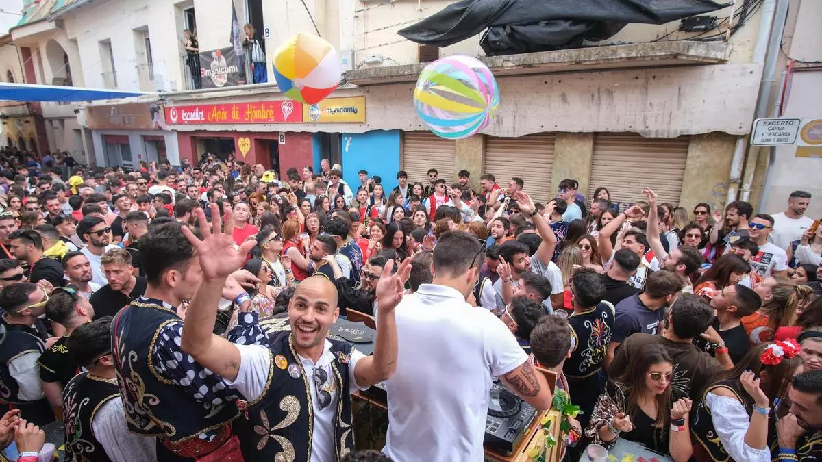 El tardeo festero "lo peta" en los Moros y Cristianos de Elda