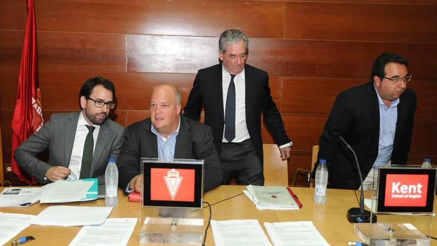 Guillermo Martínez Abarca, de pie, junto a algunos de sus consejeros.