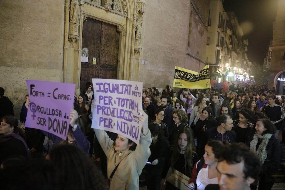 Multitudinaria marcha en Palma por la mujer