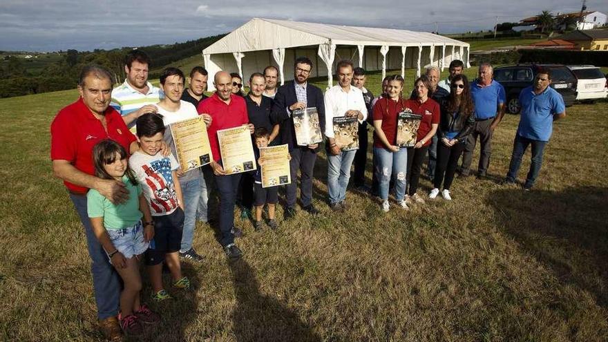 Ganaderos de Gozón, con el alcalde Jorge Suárez y el concejal Daniel Fernández, ante la carpa del certamen.