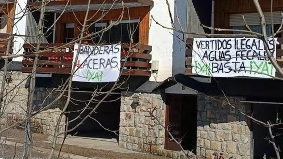 Pancartas en Cerler reclamando servicios para los vecinos, entre ellos mejora de las aguas.