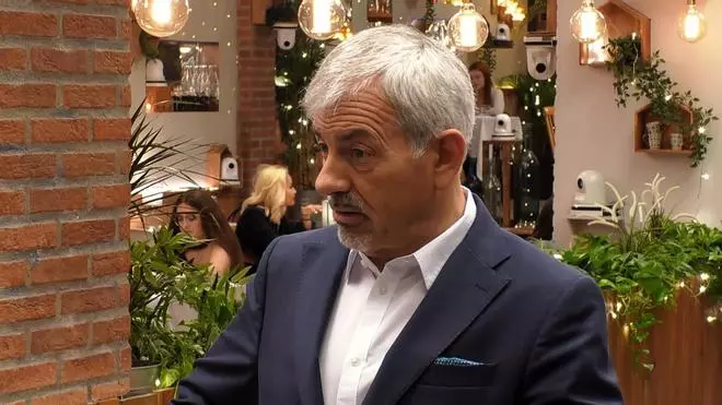 Carlos Sobera estupefacto al ver el tatuaje de uno de los solteros en 'First Dates'