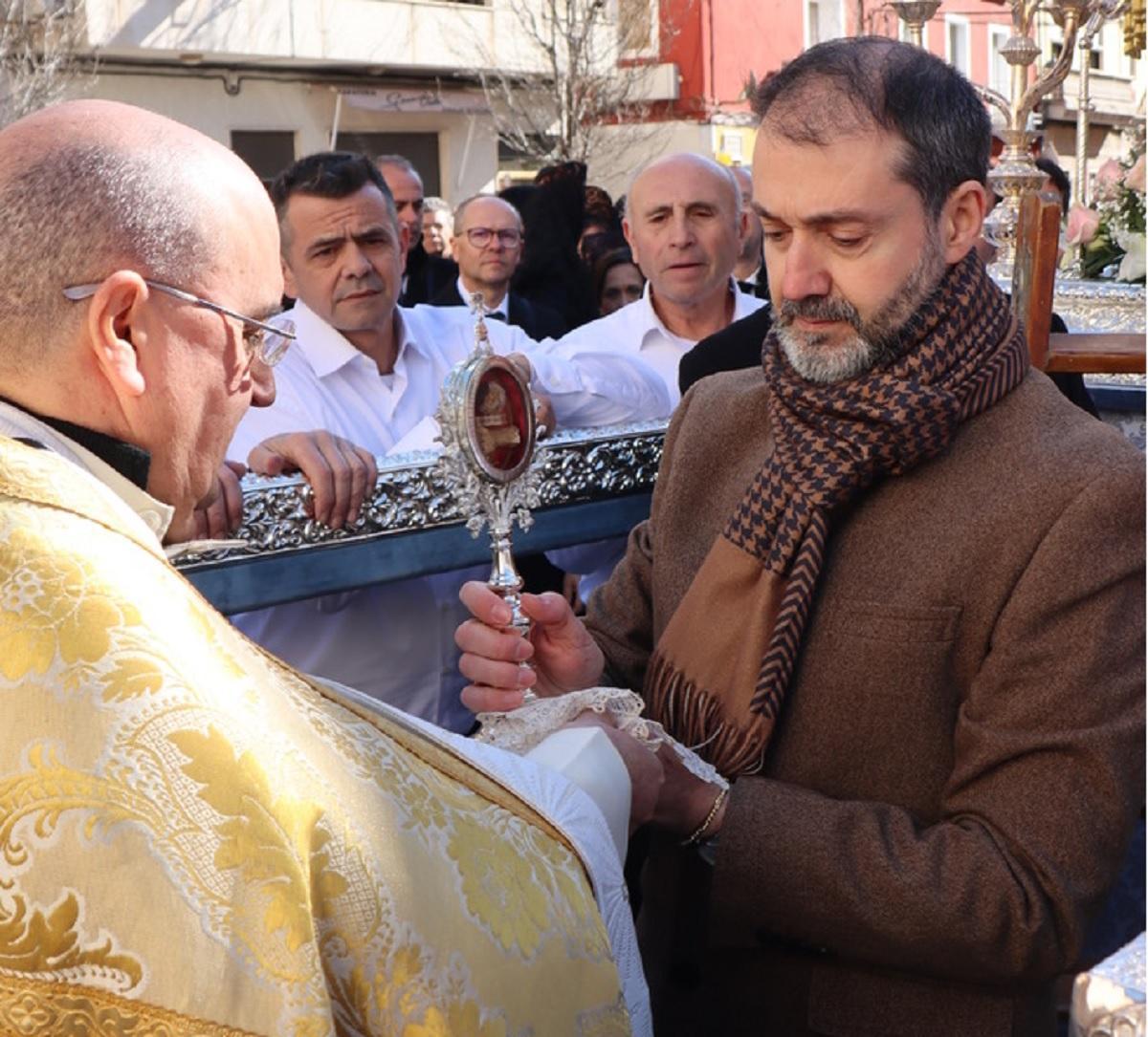 El autor de la donación, en la entrega la reliquia de la Beata Inés.