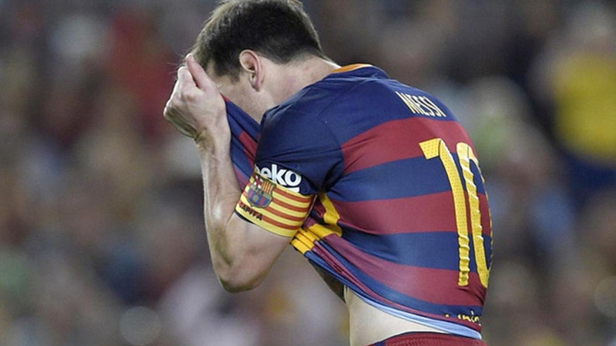 Messi se lamenta tras fallar un penalti en el Camp Nou contra el Levante