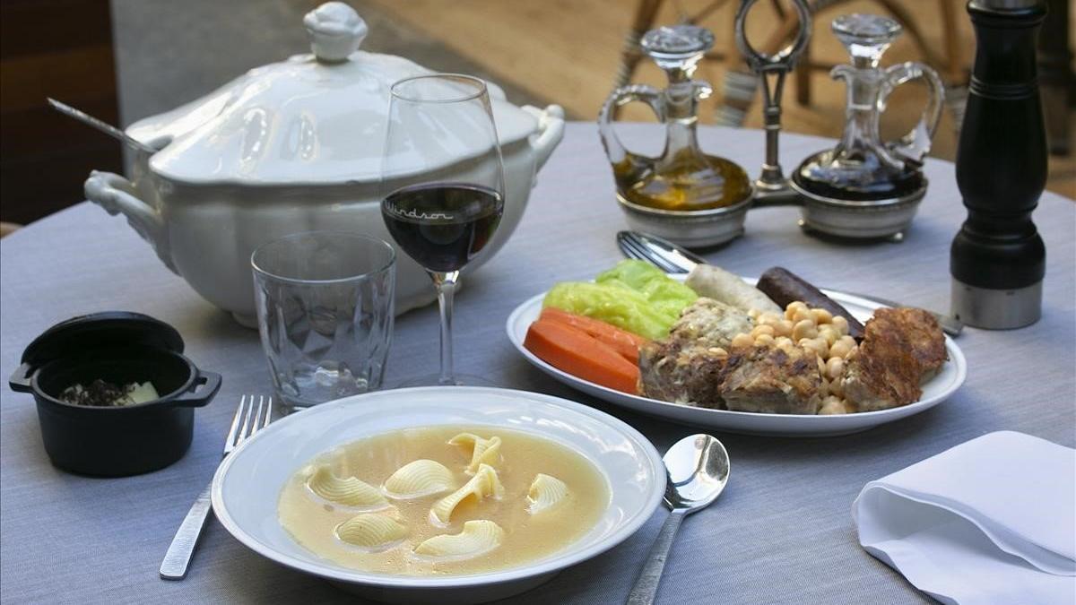 La 'escudella' completa de Windsor: la sopera, los 'galets' y las carnes con las hortalizas y la legumbre.
