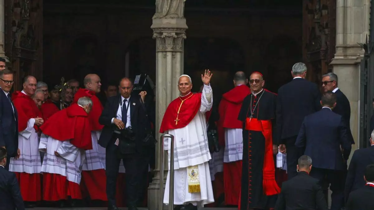 El Papa llega a la Catedral de Barcelona entre la emoción de miles de fieles