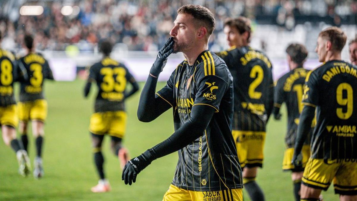 Bakis lanza un beso tras marcar el gol en Burgos.