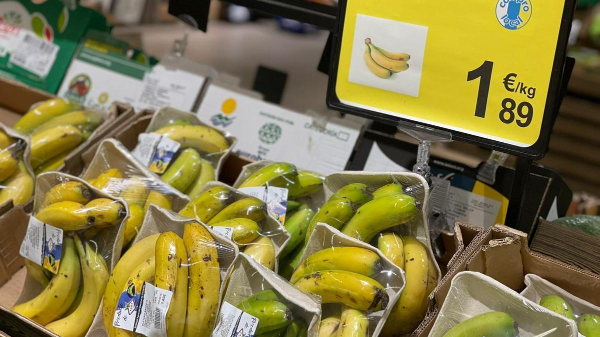 Imagen de bandejas de plátano en Carrefour.