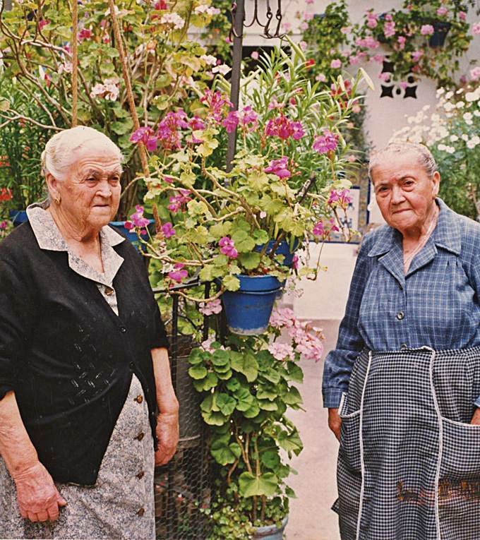 Anqueda 3, en 1996, con Ángeles y Carmen García.
