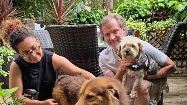El perrito Yoda con su nueva familia en Reino Unido