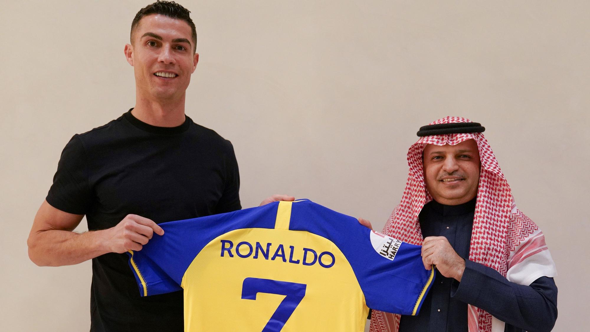 Cristiano Ronaldo posa con la camiseta de Al-Nassr, su nuevo club.